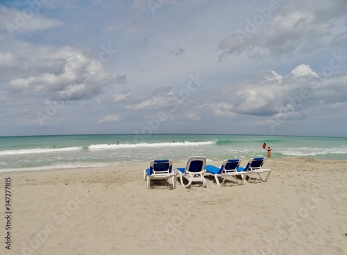 Fotografía curiosa de unas hamacas en la orilla de la playa de Varadero, Cuba, en el Mar Caribe, esperando a ser usadas.