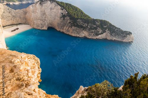 Fototapeta Naklejka Na Ścianę i Meble -  Idyllic view of the beautiful Navagio beach on the island of Zakynthos in Greece. the cliffs are of white rock, the water of the sea a deep blue and the beach of white sand
