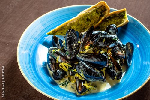 Mussels with home cooked garlic bread and sauce