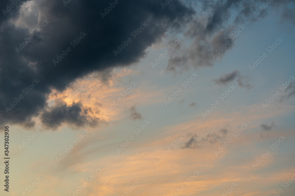 Gewitter und Sturmwolken bei Sonnenuntergang