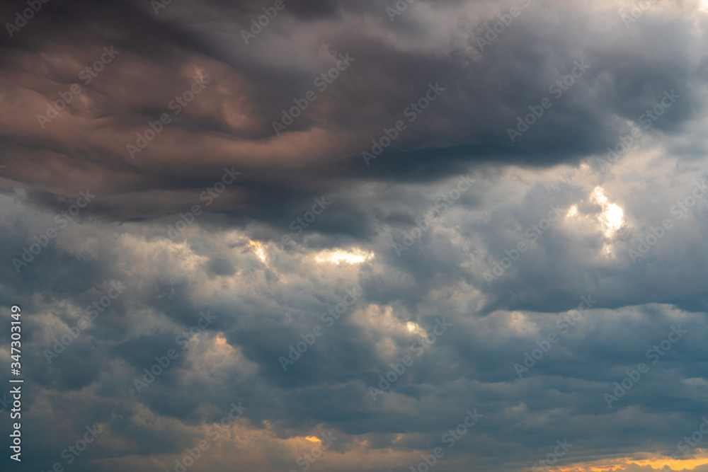 Gewitter und Sturmwolken bei Sonnenuntergang