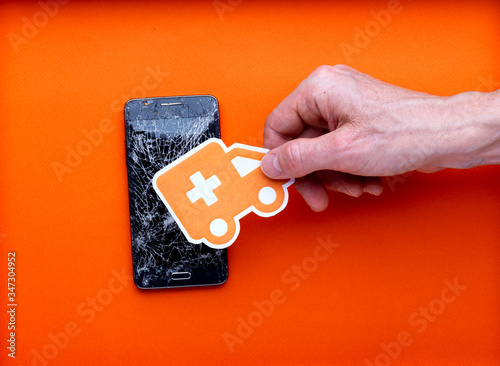 concept téléphone cassé et ambulance pour prise en charge assurance smartphone avec main sur fond orange illustration