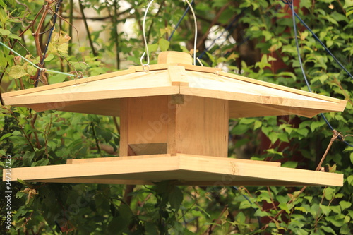 drewniany  domek  karmnik  dla  ptaków