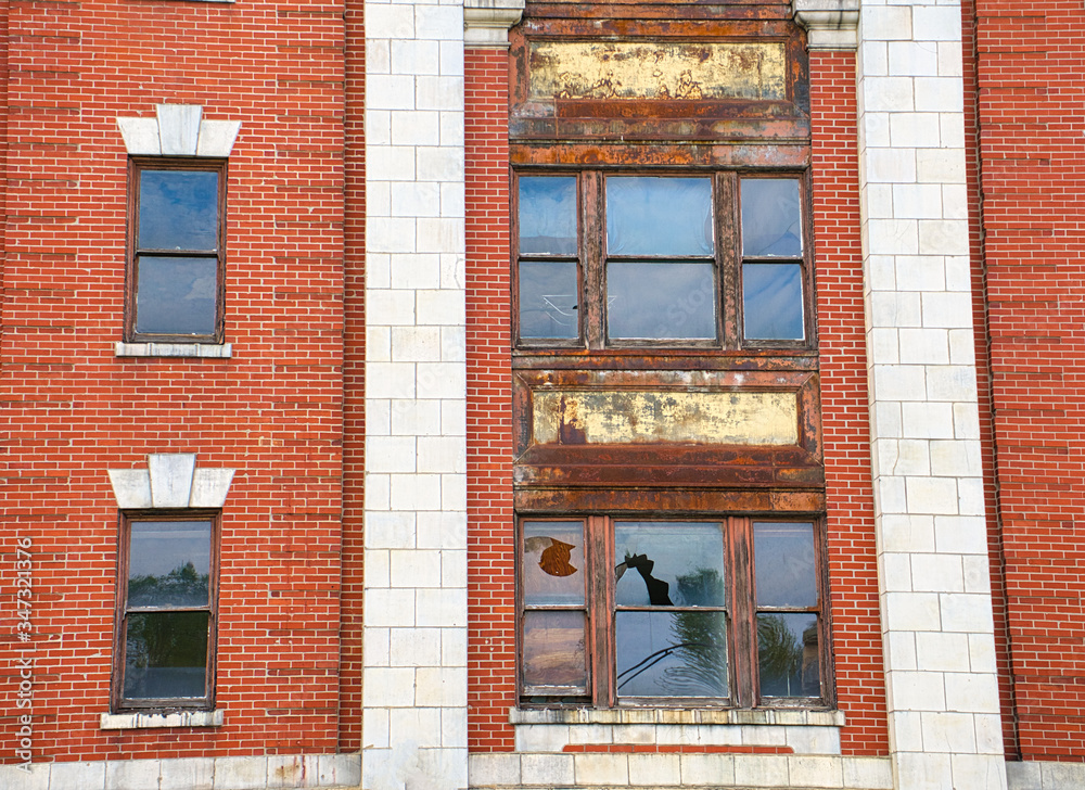 Obraz premium Broken window on an abandoned building