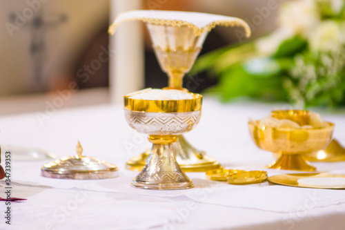 Tableau sur toile chalice with wine, blood of christ, and pyx with bread, body of christ, ready fo