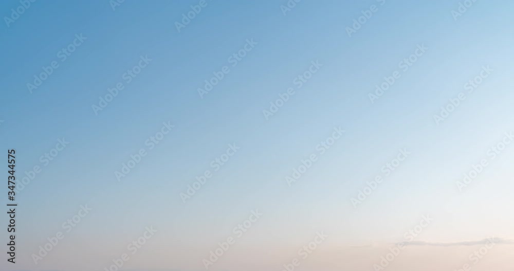 空のタイムラプス / 夕方の太陽に彩られた移ろう雲の様子 空のタイムラプス / 夕方の太陽に彩られた移ろう雲の様子