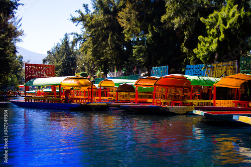 Góndolas en colorido lago Xochimilco, México