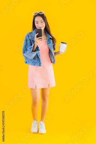 Portrait beautiful young asian woman with coffee cup and smart mobile phone