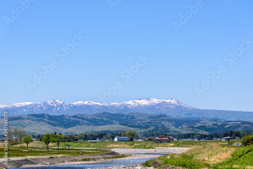 春の宮城北部　田園地帯より奥羽山脈を望む