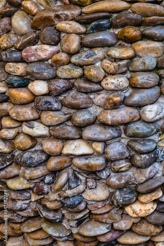 Steinmauer aus Kieselsteinen