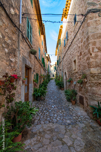 Fototapeta Naklejka Na Ścianę i Meble -  Narrow street in the old town