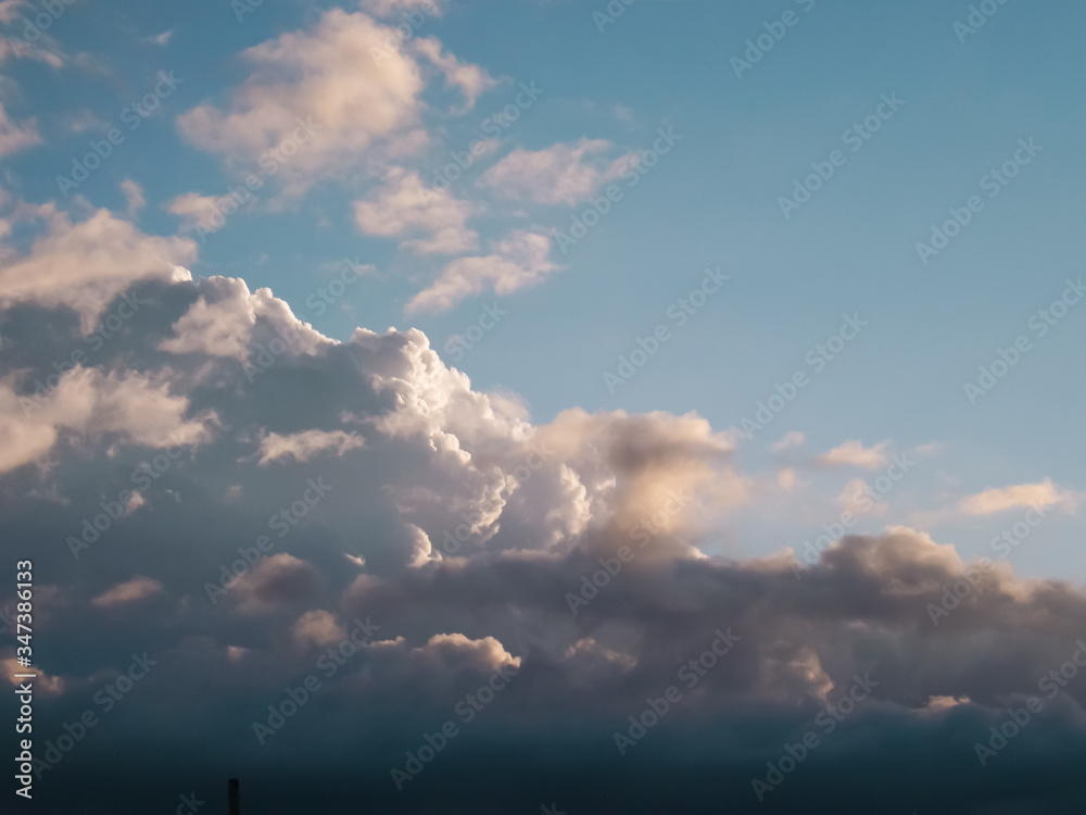 Nubes en el cielo al atardecer Nubes en el cielo al atardecer