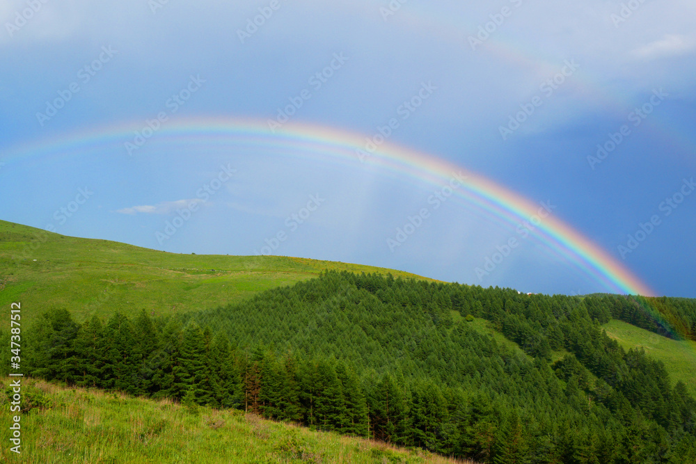 Naklejka premium 霧ヶ峰に架かる虹(過剰虹)