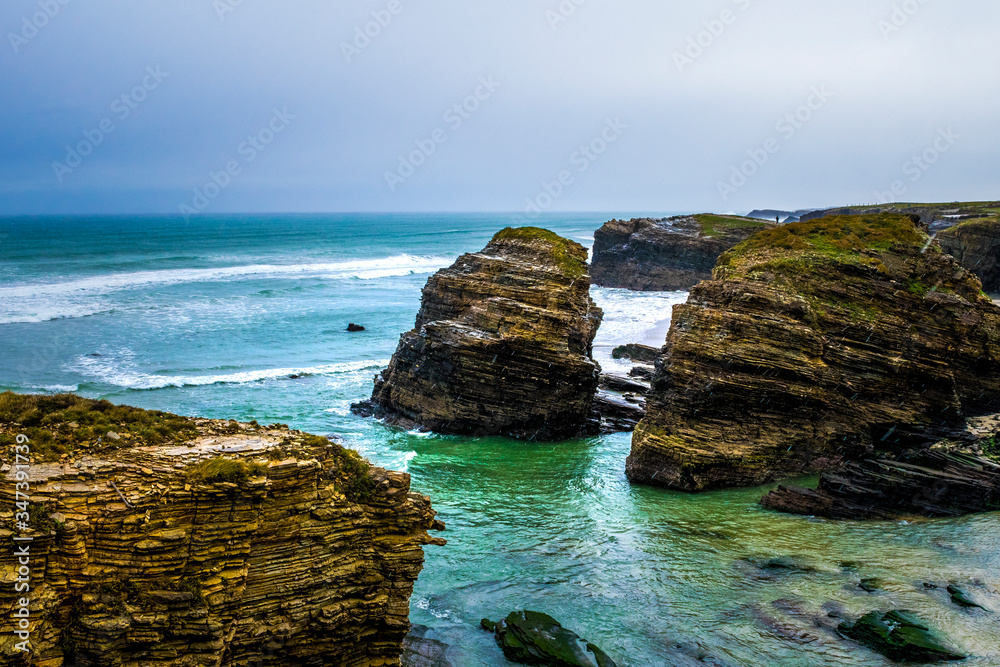 Fototapeta premium Costa con olas y rocas
