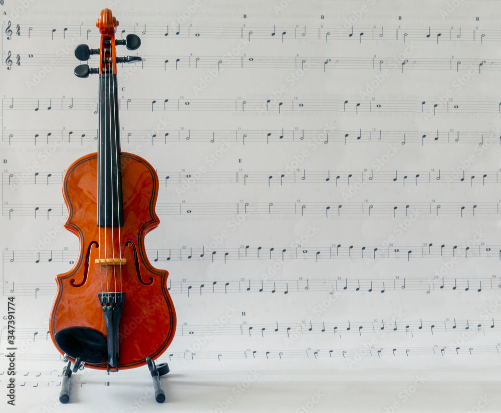 Naklejka premium violin on note paper