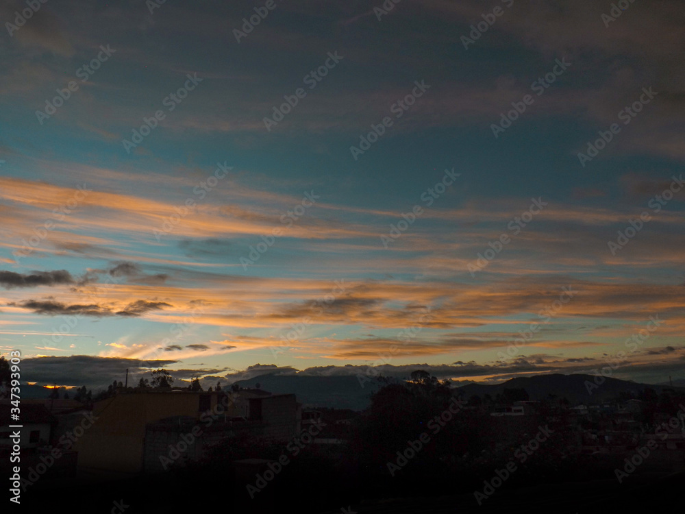 Cielo del pueblo al atardecer anochecer