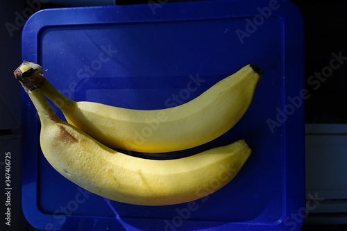 Banane auf Blau, https://stock.adobe.com/de/contributor/64369/ebraxas photo