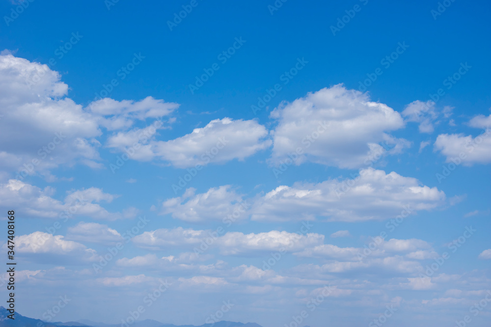 青い空にたなびく白雲