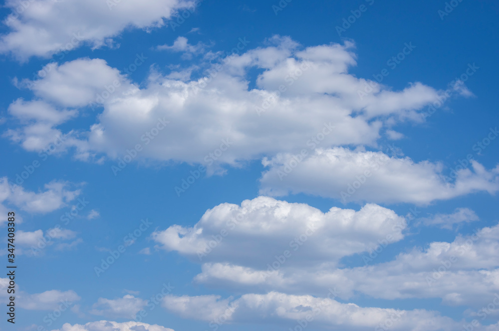 青い空に浮かぶ雲 青い空に浮かぶ雲