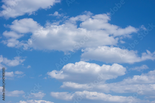 青い空に浮かぶ雲