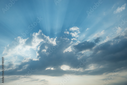 Obraz na płótnie sky background with dark grey clouds and bright sun rays