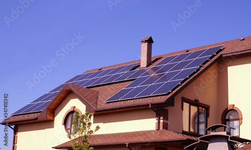 Obraz na płótnie Solar panels on the roof of house w salonie