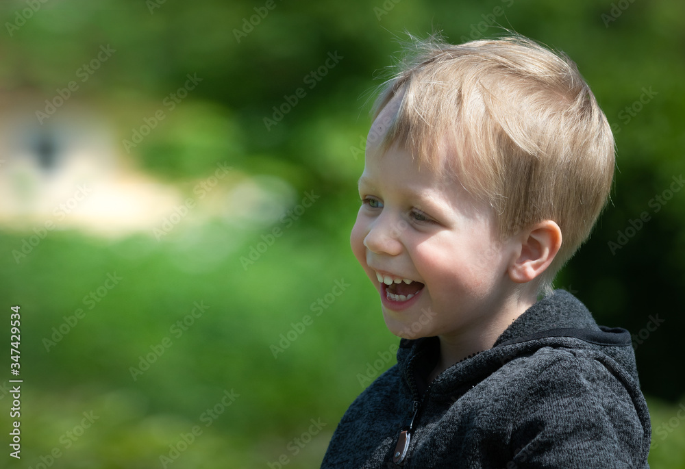 Profilportrait lachender blonder Junge