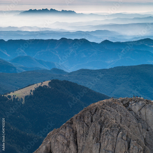 Paisaje Montserrat desde el Calderer de la montaña del Pedraforca (Cataluña, España).