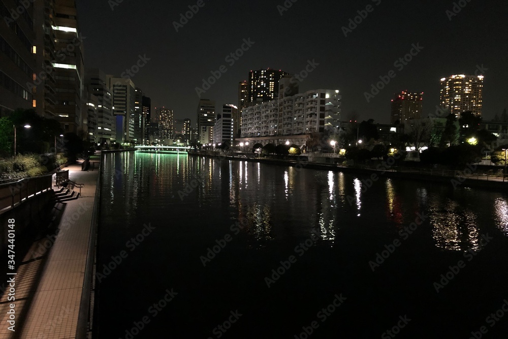 Fototapeta premium 夜の天王洲アイルの運河