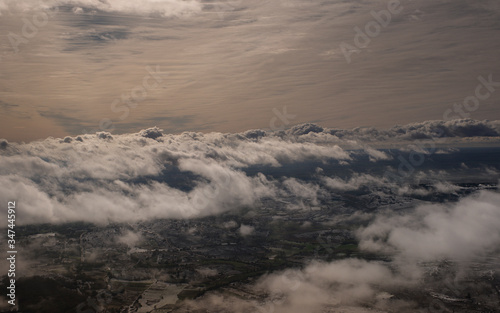 Panorámica aerea , volando entre nubes y al atardecer