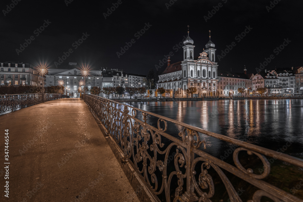 Obraz premium Lucerna at night