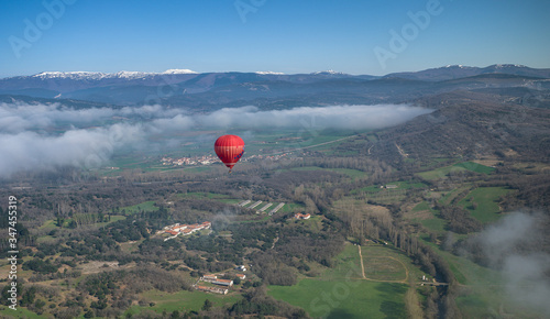 Globo aerostático volando por el norte de Burgos