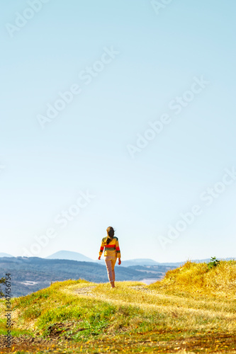 Frau beim spaziergang auf einem Feld