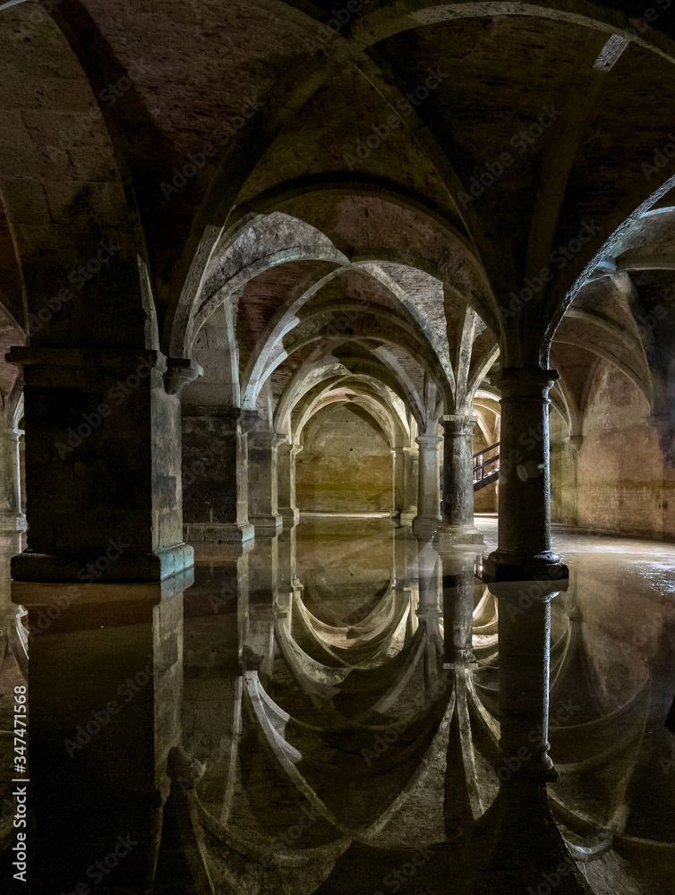 Obraz na plátně Reflections in the Portuguese cistern