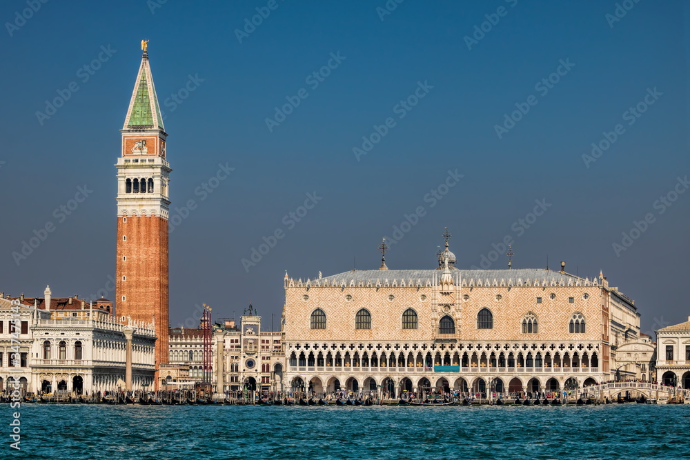 venedig, italien - panorama von venedig mit campanile, palazzo ducale und seufzerbrücke