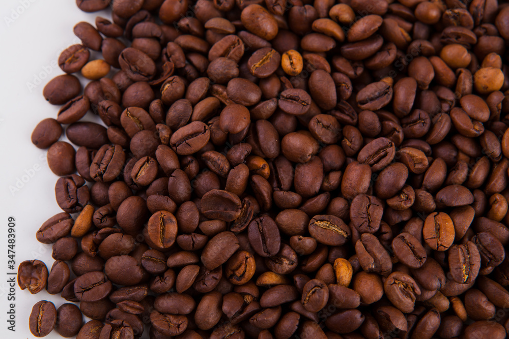 Fototapeta premium roasted coffee beans on a white background