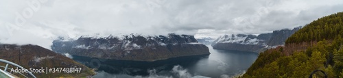 Panorama fiordu Aurlandsfjord z punktu widokowego Stegastein
