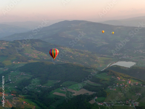 Ein Heißluftballon fährt über das oststeirische Hügelland