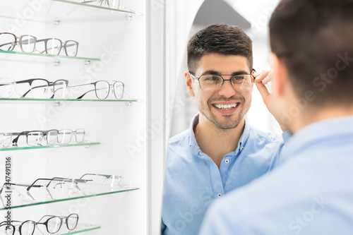 Foto Portrait of handsome young man wearing spectacles