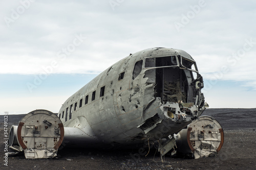 Платно United states dc3 cargo plane wreck at Solheimasandur black lava beach in Iceland