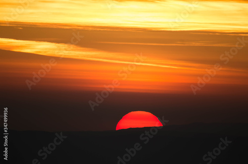 Sun rising over the horizon at sunrise © Iván Berrocal