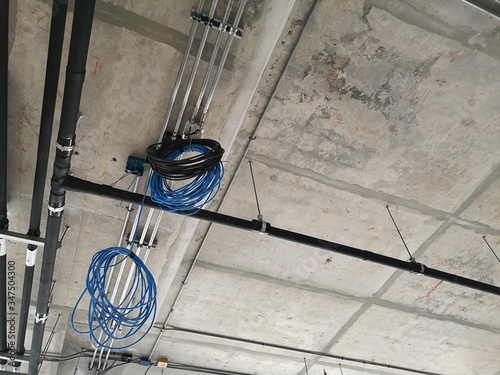 Signal cables that light and hang on the ceiling