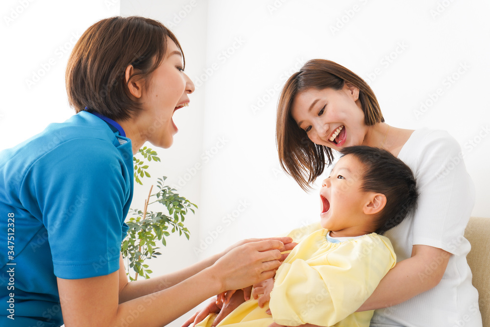 子供の診察をする小児科クリニック 子供の診察をする小児科クリニック