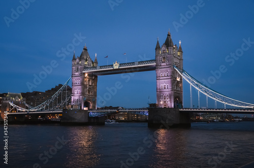 Puente de la Torre de Londres en la hora azul