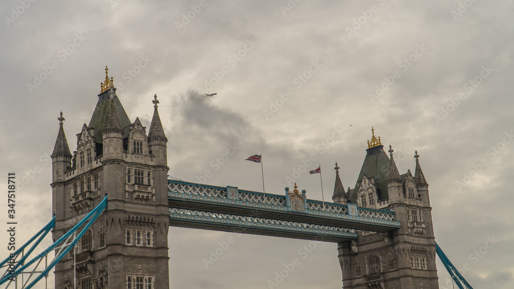 Tower bridge en Londres con avión entre las nubes