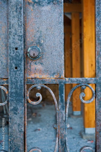 Puerta vieja cerradura hierro oxido madera 