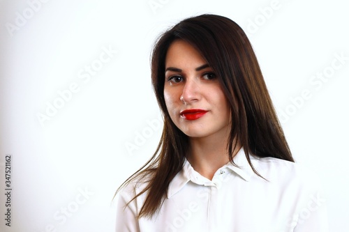 Frau mit langem schwarzen Haar photo