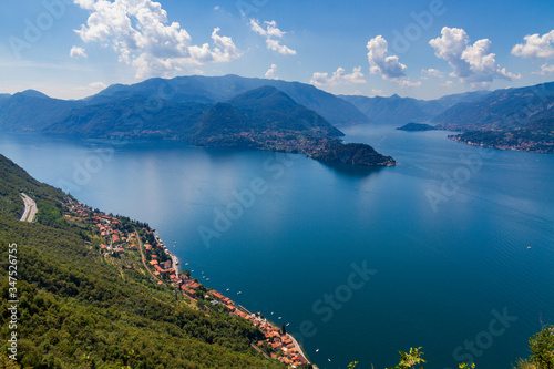 lake and mountains © Dimitri