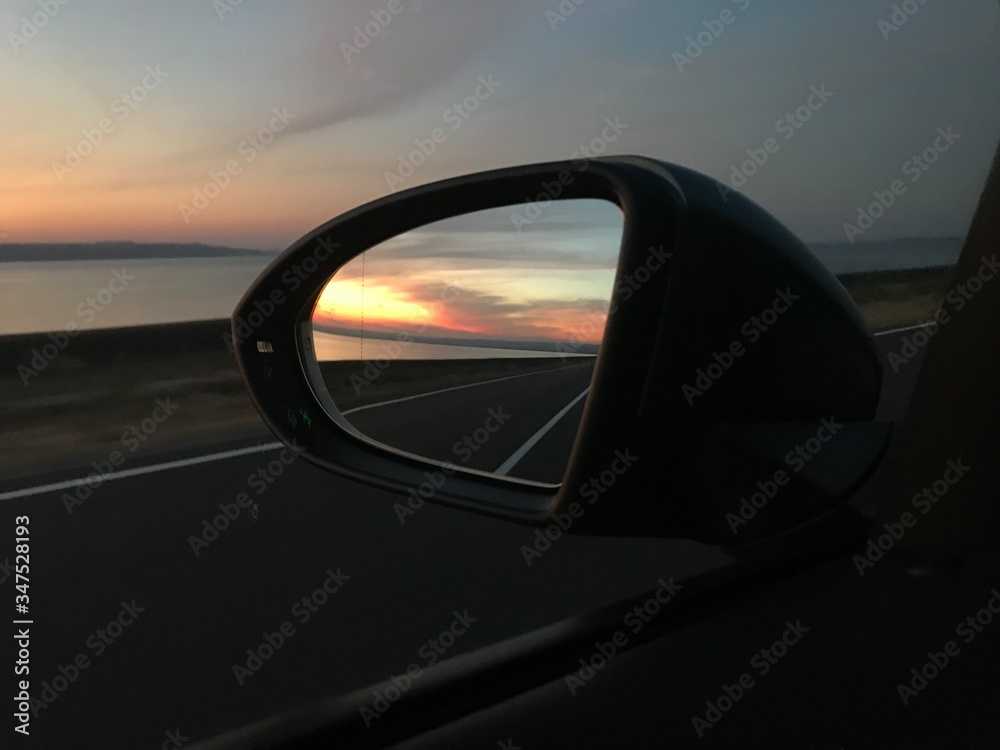 sunset in the car mirror - obrazy, fototapety, plakaty 