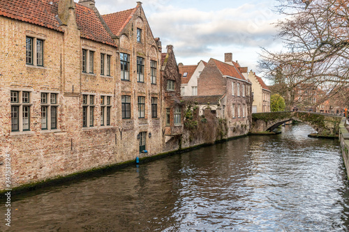 Buildings around channels and bridge in Bruges © lisandrotrarbach